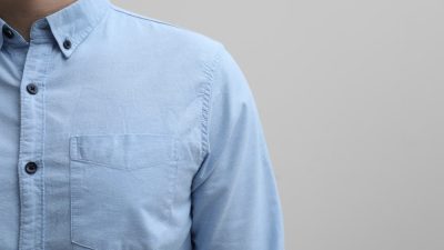 homme chemise bleu