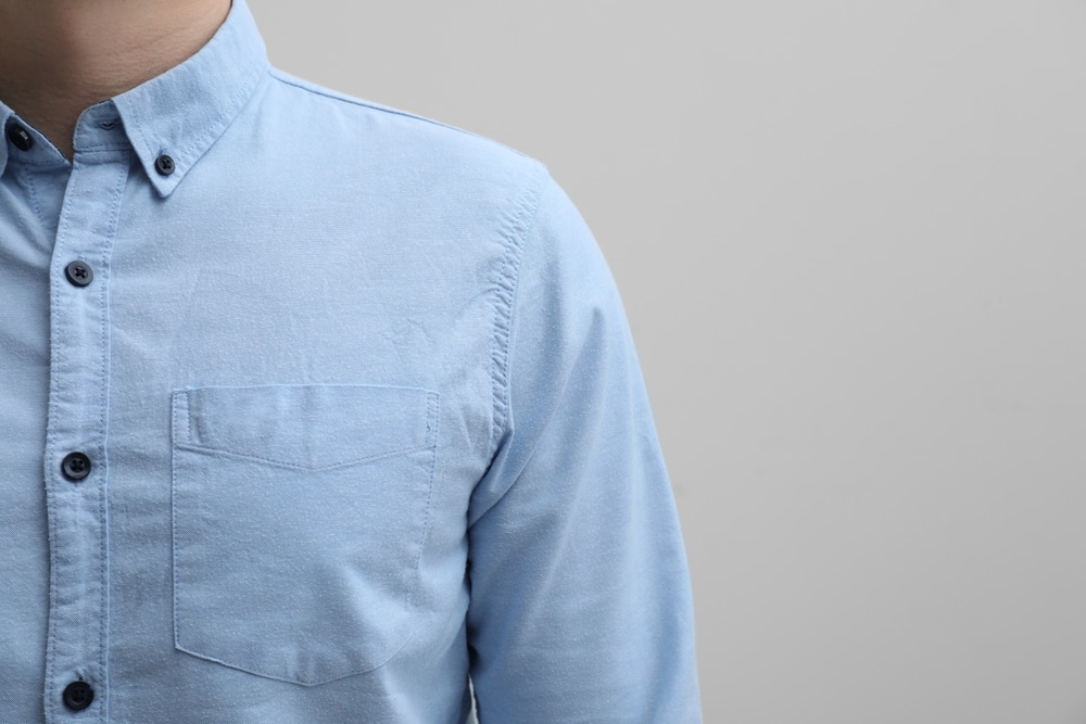 homme chemise bleu