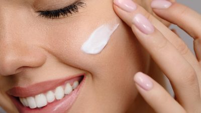 femme applique crème