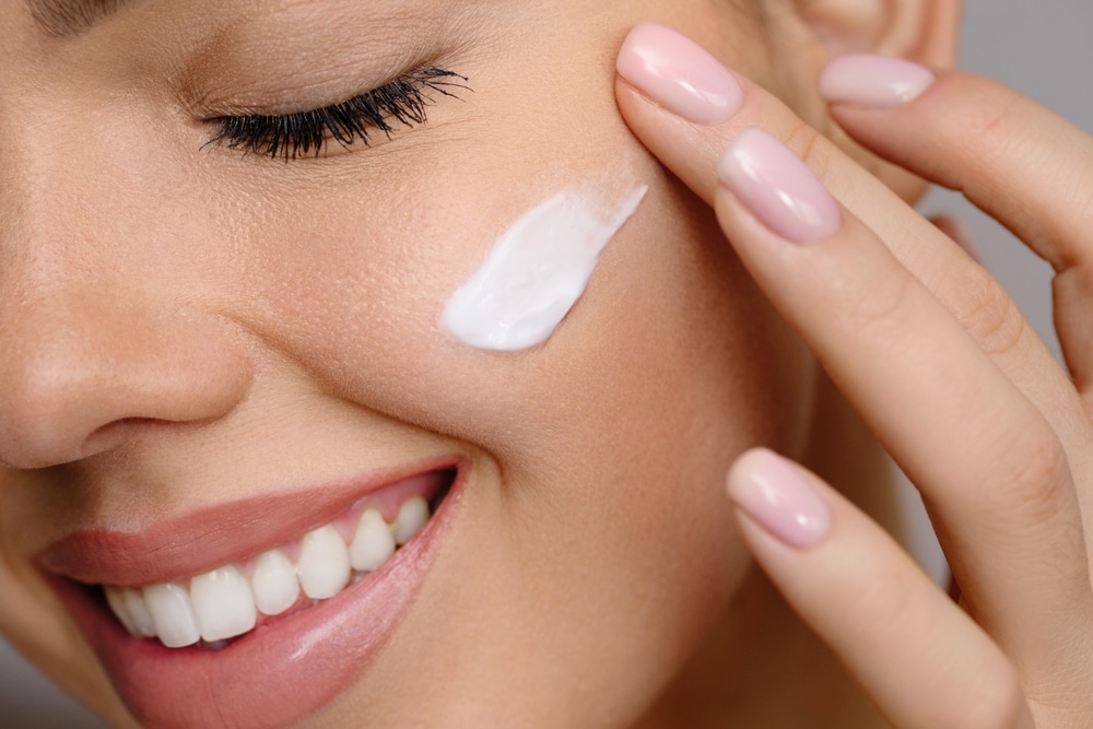 femme applique crème