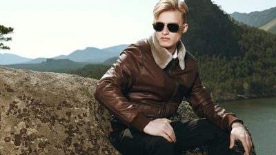 homme avec veste en cuir marron