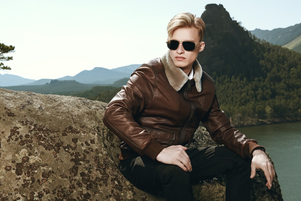 homme avec veste en cuir marron