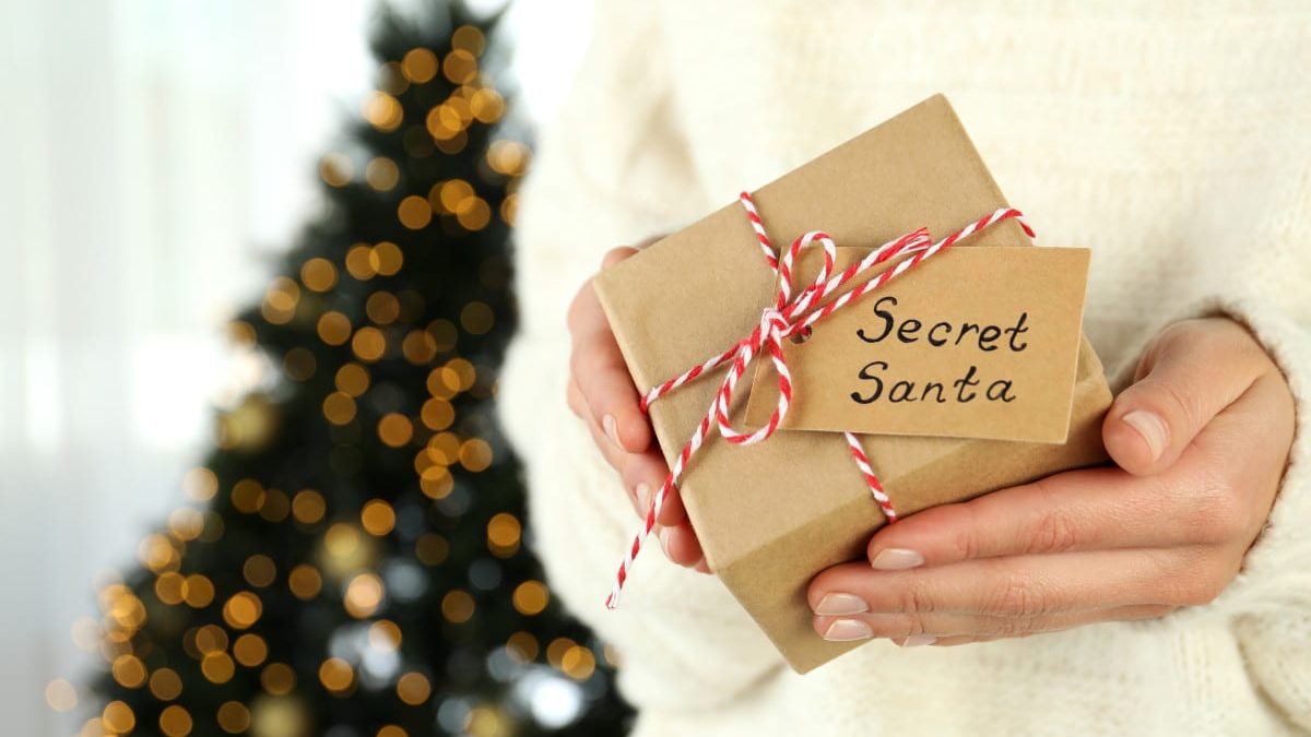 main femme avec cadeau