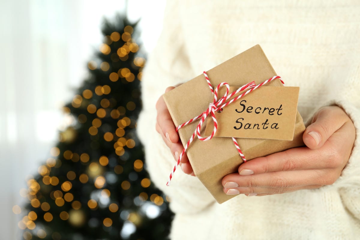 main femme avec cadeau