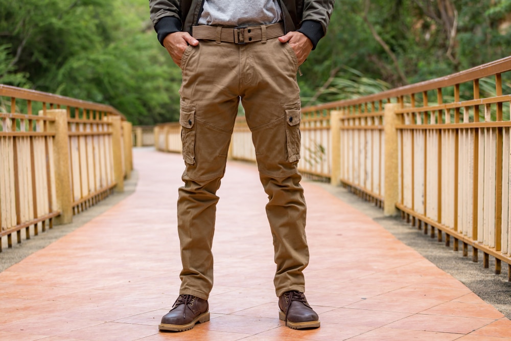 homme en pantalon cargo
