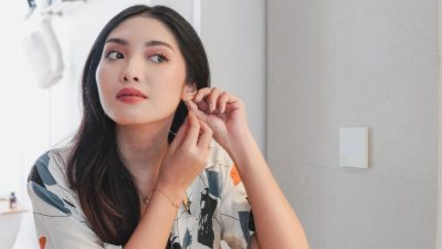 femme asiatique mets boucle d'oreille