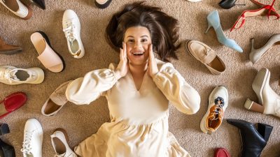 femme entoure de chaussures