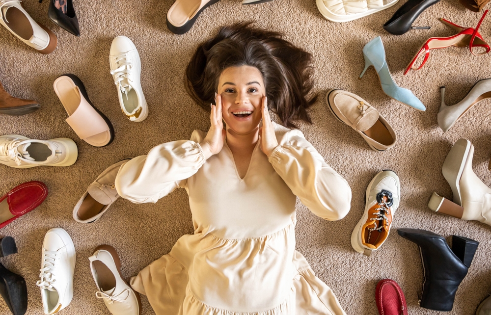 femme entoure de chaussures