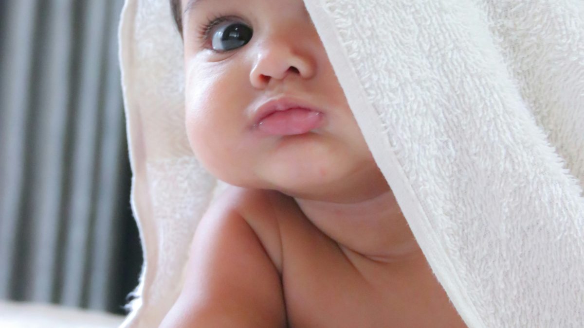 bébé avec serviette