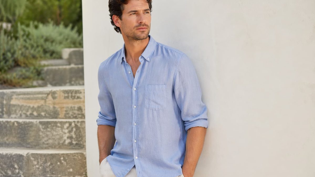 homme chemise bleue été