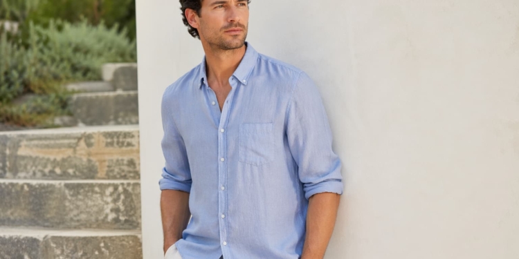 homme chemise bleue été